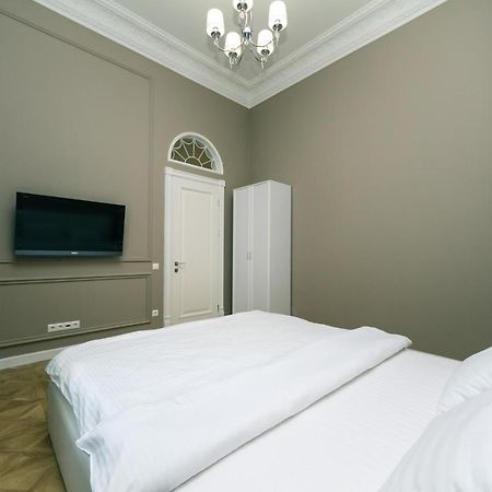 Vip Apartment Near Kreschatyk, 31А Pushkinska Street Kyiv Exterior photo